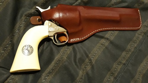 What are the benefits of using leather gun holsters?